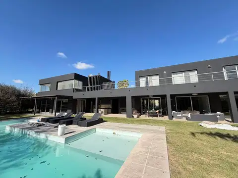 Alquiler: Casa de tres dormitorios, quincho con parrillero y pileta con jardín. Miraflores, Funes Hi
