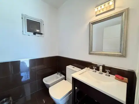 Alquiler: Casa de tres dormitorios, quincho con parrillero y pileta con jardín. Miraflores, Funes Hi