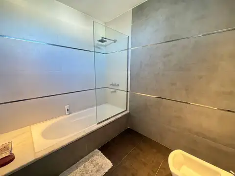 Casa en Alquiler con 2 cocheras