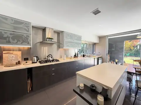 Casa en Alquiler con 2 cocheras