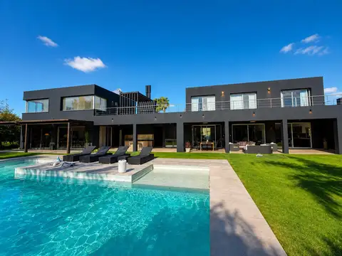 Alquiler: Casa de tres dormitorios, quincho con parrillero y pileta con jardín. Miraflores, Funes Hi