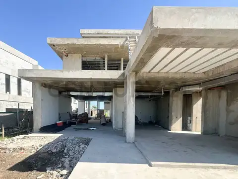 Casa 7 ambientes con 5 baños