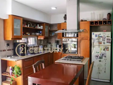 VENTA CASA, 5 AMBIENTES CON PISCINA + COCHERAS EN LANUS OESTE