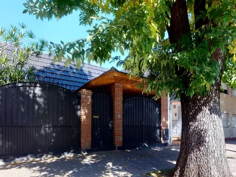 19 e/ 69 y 70- CASA DE 2 100