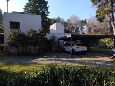 Casa 5 ambientes con 4 baños
