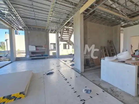 Casa 8 ambientes con 6 baños