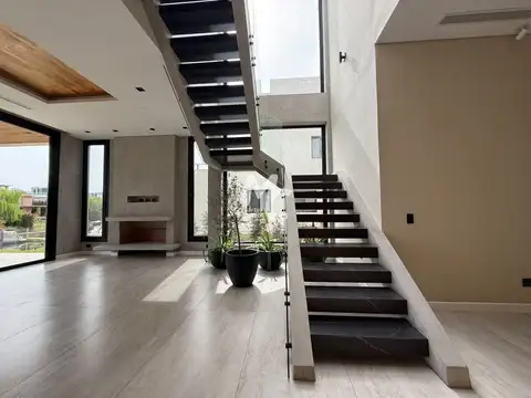 Casa 8 ambientes con 6 baños