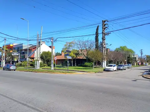 Casa 8 ambientes con 2 baños