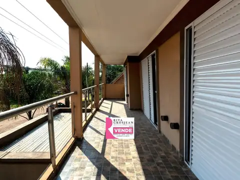 Casa en dos plantas con piscina – Colonia Hughes, Colón