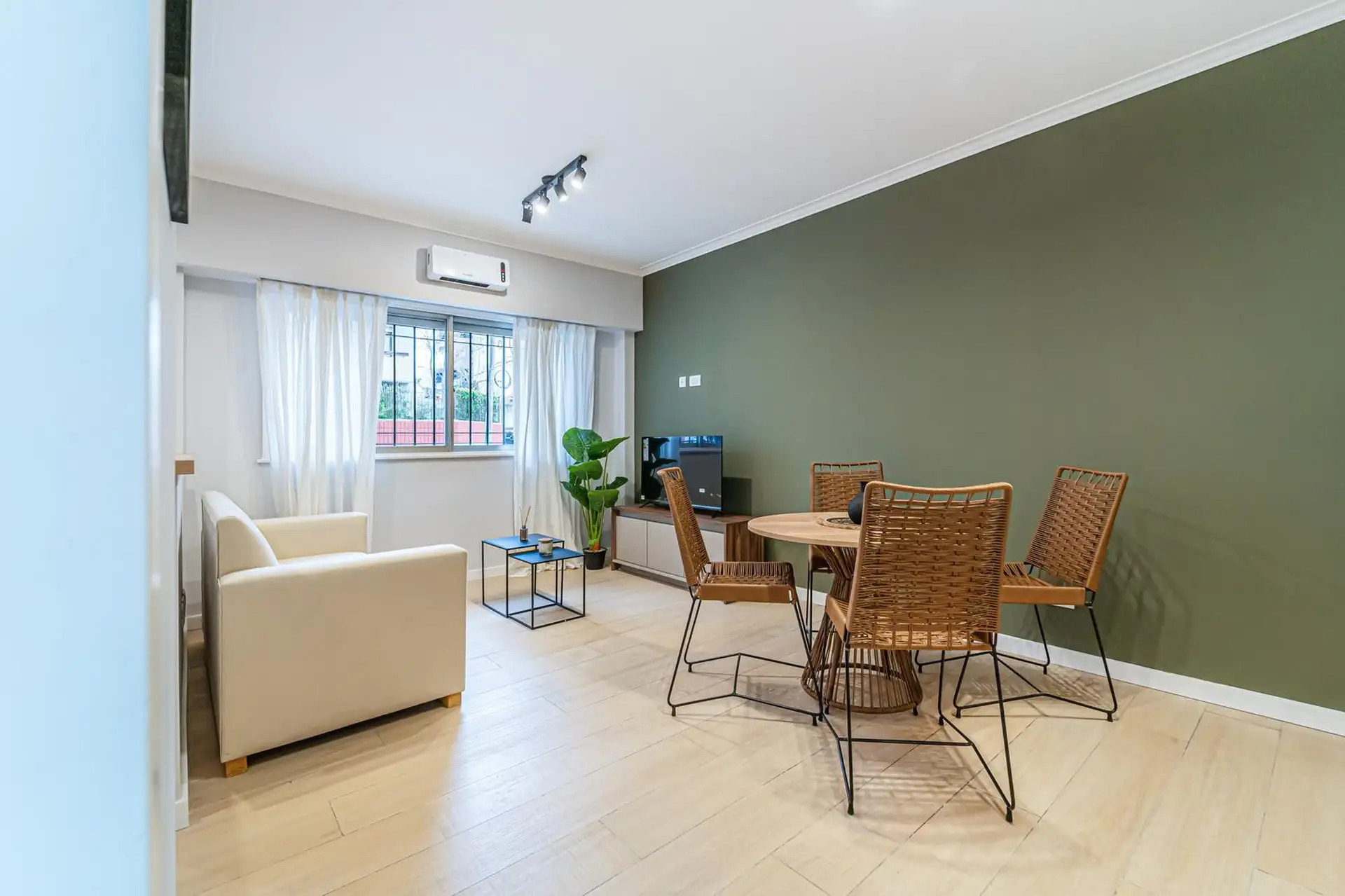 Departamento 2 ambientes con patio reciclado y amoblado | Paseo Aldrey