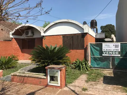 CASA 2 DORM. 1 BAÑO - QUINCHO - PARRILLA - LOBOS CENTRO