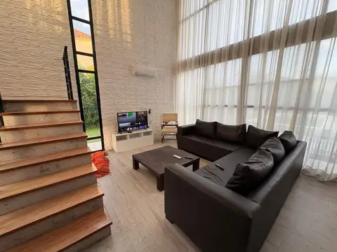 Casa en Alquiler con 3 cocheras