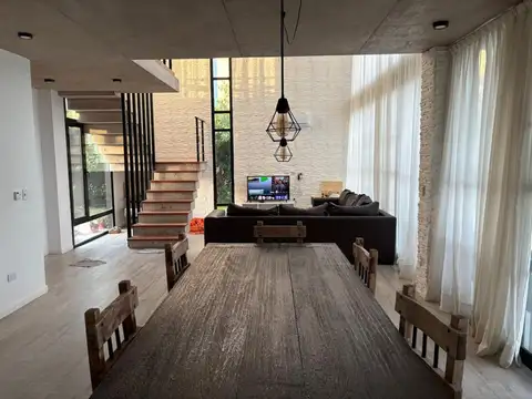 Casa en Venta - 5 AMB en Harás Santa María