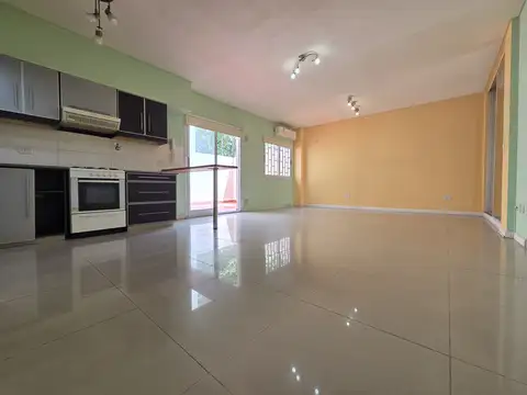 MONOAMBIENTE DE 40M2 CON PATIO Y COCHERA CUBIERTA