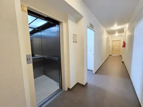 MONOAMBIENTE DE 40M2 CON PATIO Y COCHERA CUBIERTA