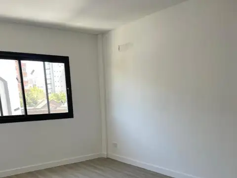 DEPARTAMENTO DE 3 AMBIENTES CON COCHERA DESCUBIERTA