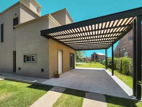 Casa en Venta de 2 dormitorios con pileta PERMUTA