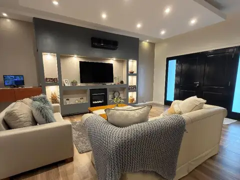 Casa 5 ambientes con 4 baños