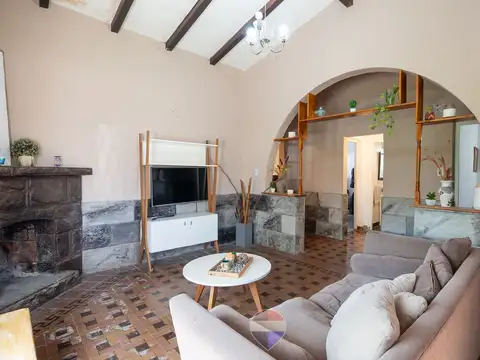 Casa 7 ambientes con 2 baños