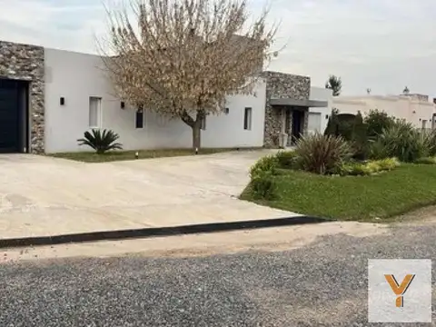 Casa en venta - 3 Dormitorios 4 Baños - Luján