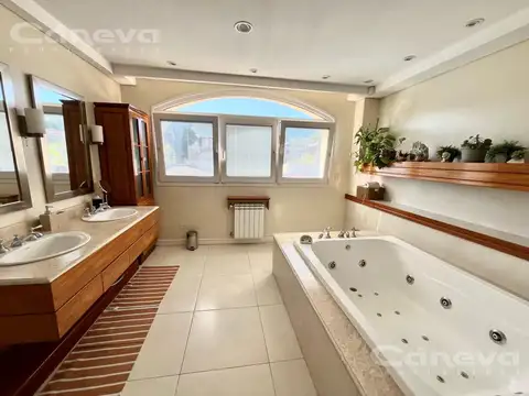 Casa 5 ambientes con 6 baños