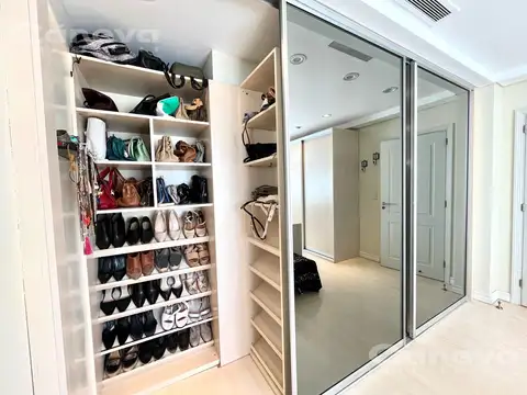 Casa en Venta con 6 cocheras