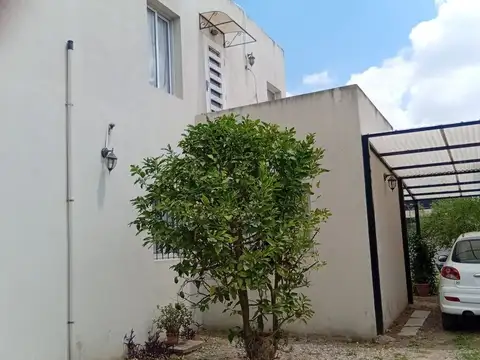 CASA MODERNA 2 pisos  FRANCISCO ALVAREZ