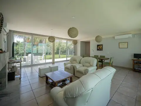 Casa 3 ambientes con 2 baños