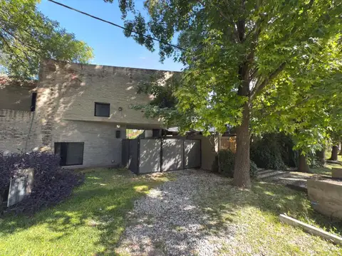 Alquiler casa de 2 plantas con 2 dormitorios, pileta y cochera, Funes