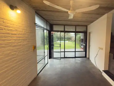 Alquiler casa de 2 plantas con 2 dormitorios, pileta y cochera, Funes