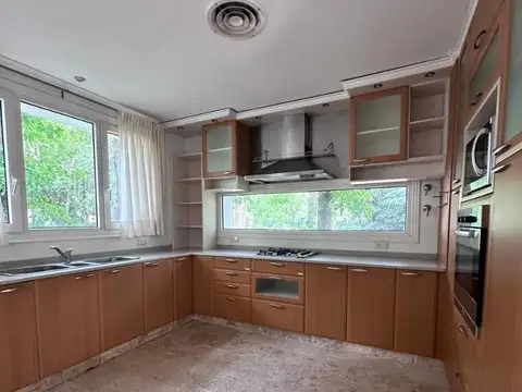 Casa en Venta en Abril Club De Campo, USD 790.000