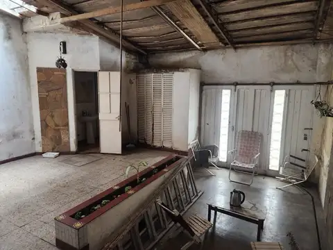 HERMOSA CASA EN ESQUINA A RECICLAR EN BAIGORRIA Y MERCEDES