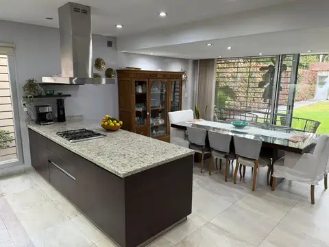 Casa en Venta con 2 cocheras