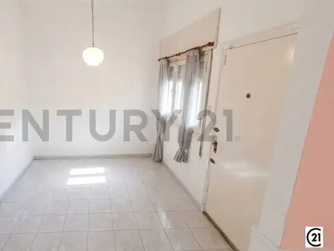 Casa 6 ambientes con 2 baños