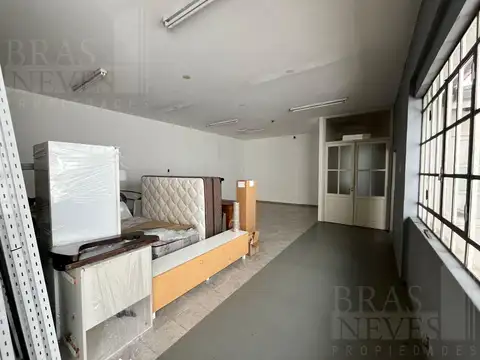 300 m2 cubiertos en 7 ambientes ! Ideal SHOWROOM u OFICINAS