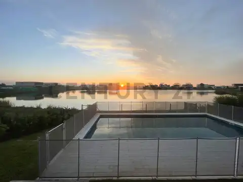 IMPECABLE CASA A LA LAGUNA CON ORIENTACION NOROESTE MUELLES.