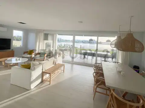 Casa en Venta con 4 cocheras