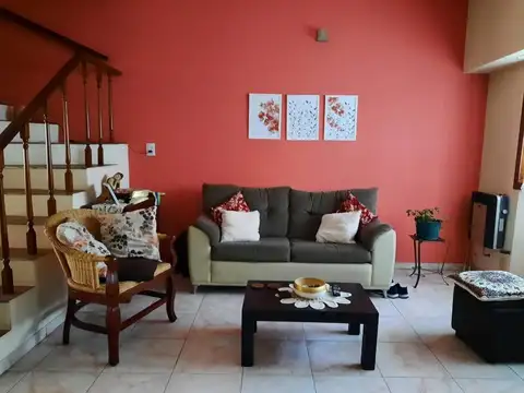 Depto Tipo Casa 4 ambientes con 2 baños