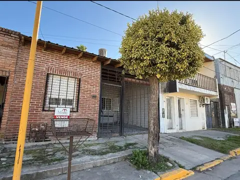 Venta de casa y 2 departamentos en Neyra al 800