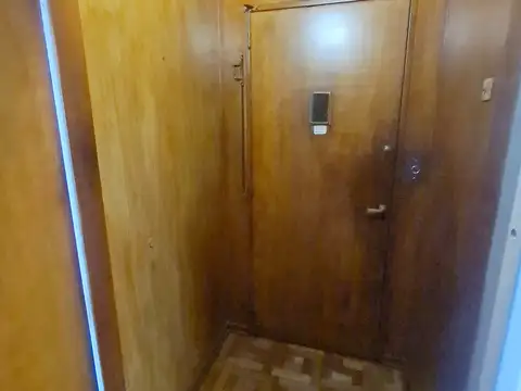 Agüero al 1400 y Charcas, Recoleta. Semipiso. Piso 8. Contrafrente. 109 m2 totales, 99 m2 cubiertos. 5 ambientes. 4 dormitorios. 3 baños. Balcón. Lavadero independiente. Baulera. Palier privado. Muy buen estado general. Calefacción central. Tiene gas.