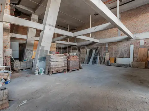 Local en  venta esquina Trelles y Av San Martín, vidriado doble altura