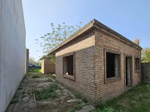 Av. San Martin  al 2700 Grad. Baigorria, terreno 409 m2 con 2 casas a terminar.