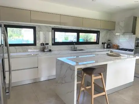 Casa en Venta con 2 cocheras