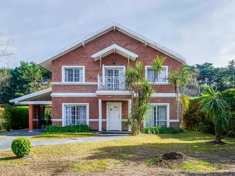 Casa 6 ambientes con 2 baños