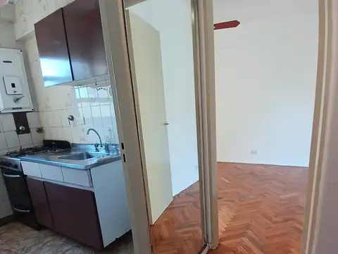 2 amb. Orientación Norte. Lateral. Muy Luminoso. Recién pintado. Excelente ubicación a mts. de Av. San Juan y Boedo