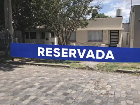 Casa con terreno y pileta en Banfield