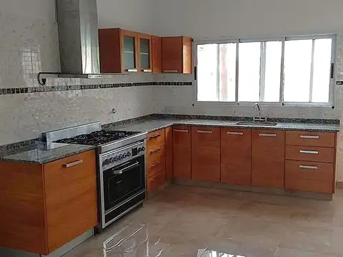 CASA 2 DORMITORIOS JARDÍN PILETA COCHERA APTA CRÉD