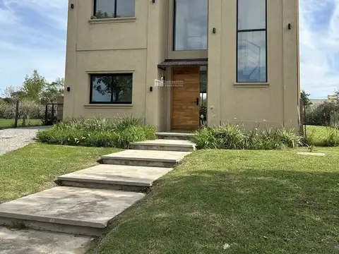 Casa en venta c/ cochera en Puertos - Araucarias