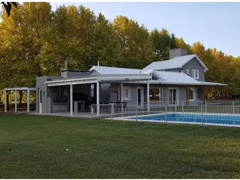 Quinta en Alquiler con 2 cocheras