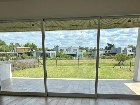 Espectacular casa a estrenar en el Barrio Santa Lucia, Pilar del Estea